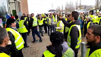 Mâcon : les Gilets jaunes ont entoné la Marseillaise devant Auchan