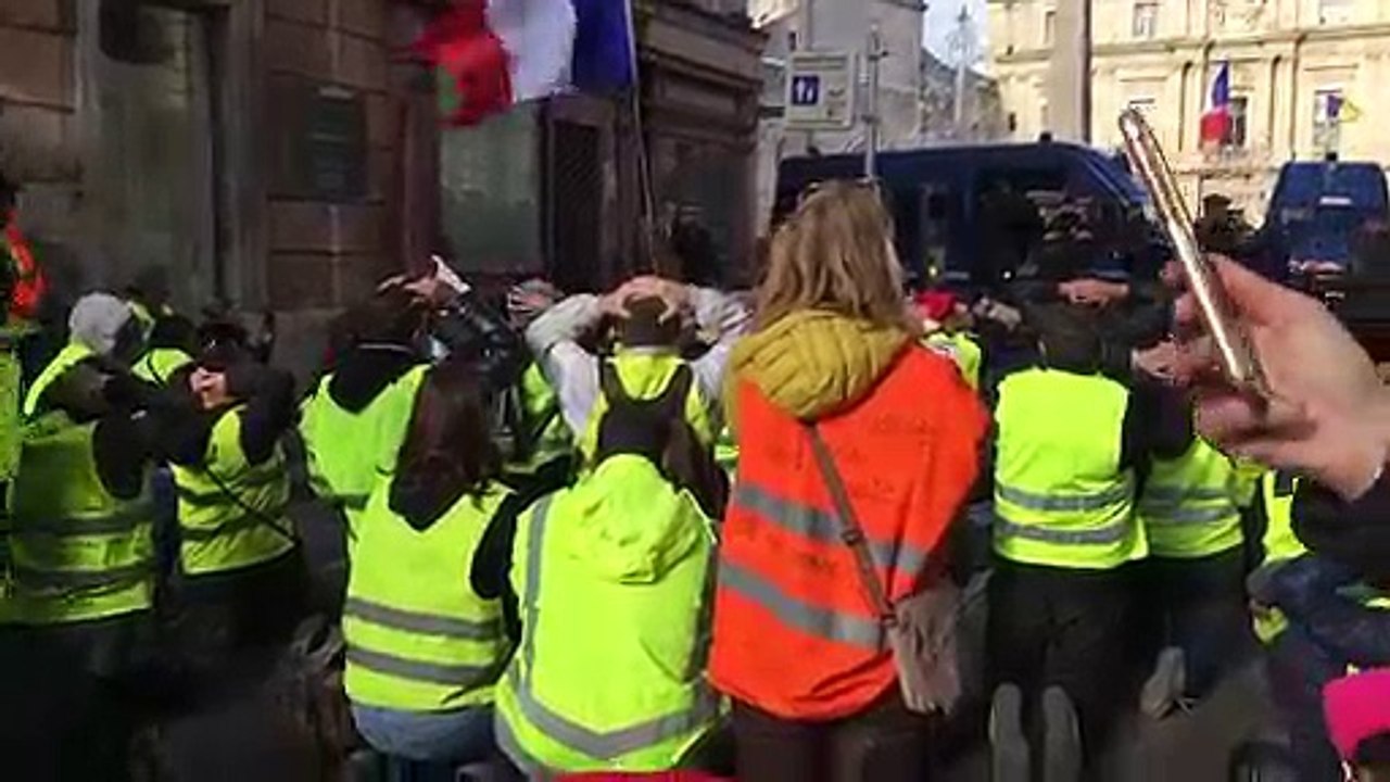 Les manifestants bloqués place de la République à Arles