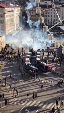 Marseille : les gilets jaunes dispersés par des gaz lacrymogènes