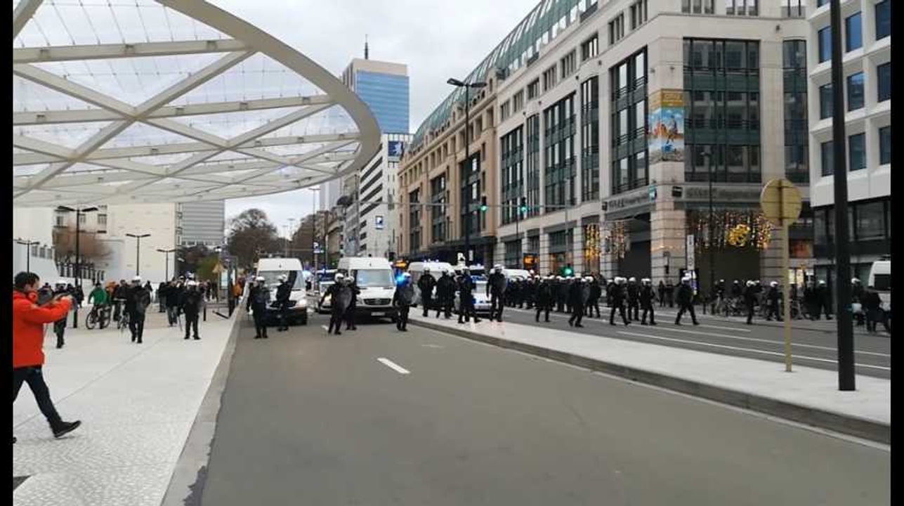 Bruxelles: la police bloque les gilets jaunes à Rogier