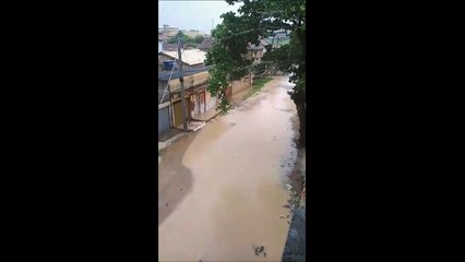 Video herunterladen: Ruas ficam alagadas em Guriri, em São Mateus, na região Norte do Estado