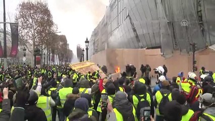 Sarı Yelekliler" ile Polis Arasındaki Gerginlik Tırmanıyor (2)