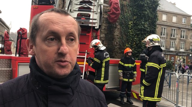 La grande échelle des pompiers déployée pour le Téléthon