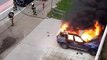 Une voiture incendiée en marge de la manifestation des Gilets jaunes à Bruxelles