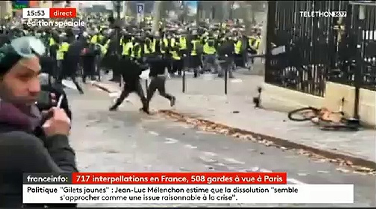 France Info diffuse en direct les images d'un casseur en train de défoncer une porte d'immeuble