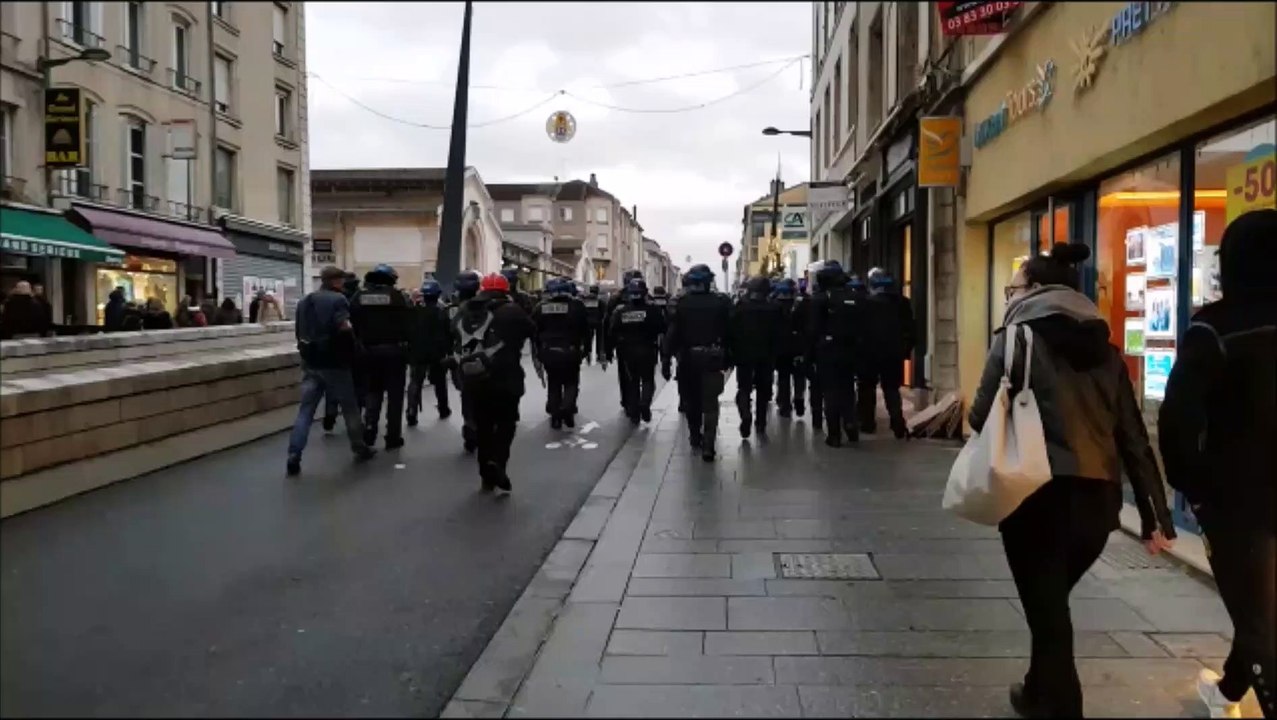 Tensions entre les forces de l'ordre et les gilets jaunes à Nancy