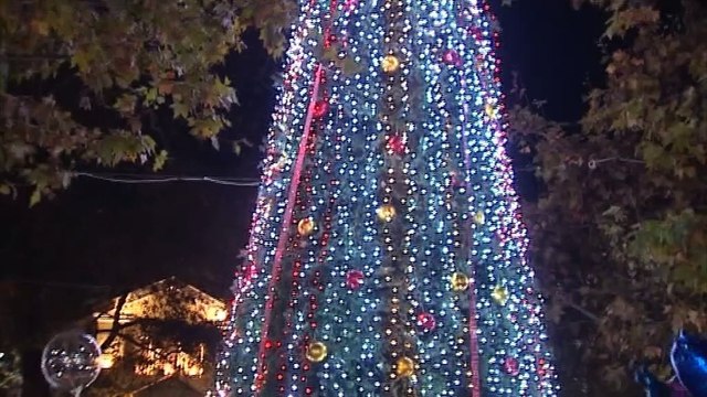 Άναψε το χριστουγεννιάτικο δέντρο της η Θήβα