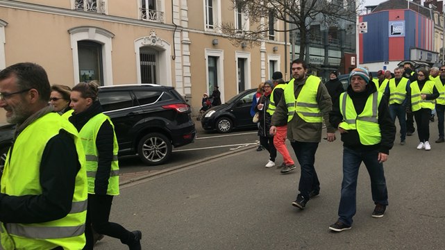 Les Gilets jaunes manifestent dans le calme