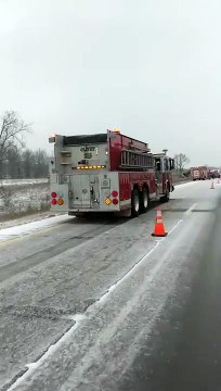 Un camion poids lourd fait une sortie de route impressionnante