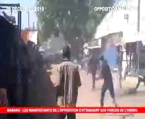 #Bamako - Les manifestants de l'opposition malienne s'attaquent aux forces de l'ordre venues cannalyser la marche