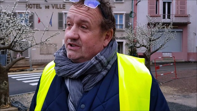 Les Gilets jaunes rencontrent la députée Josiane Corneloup