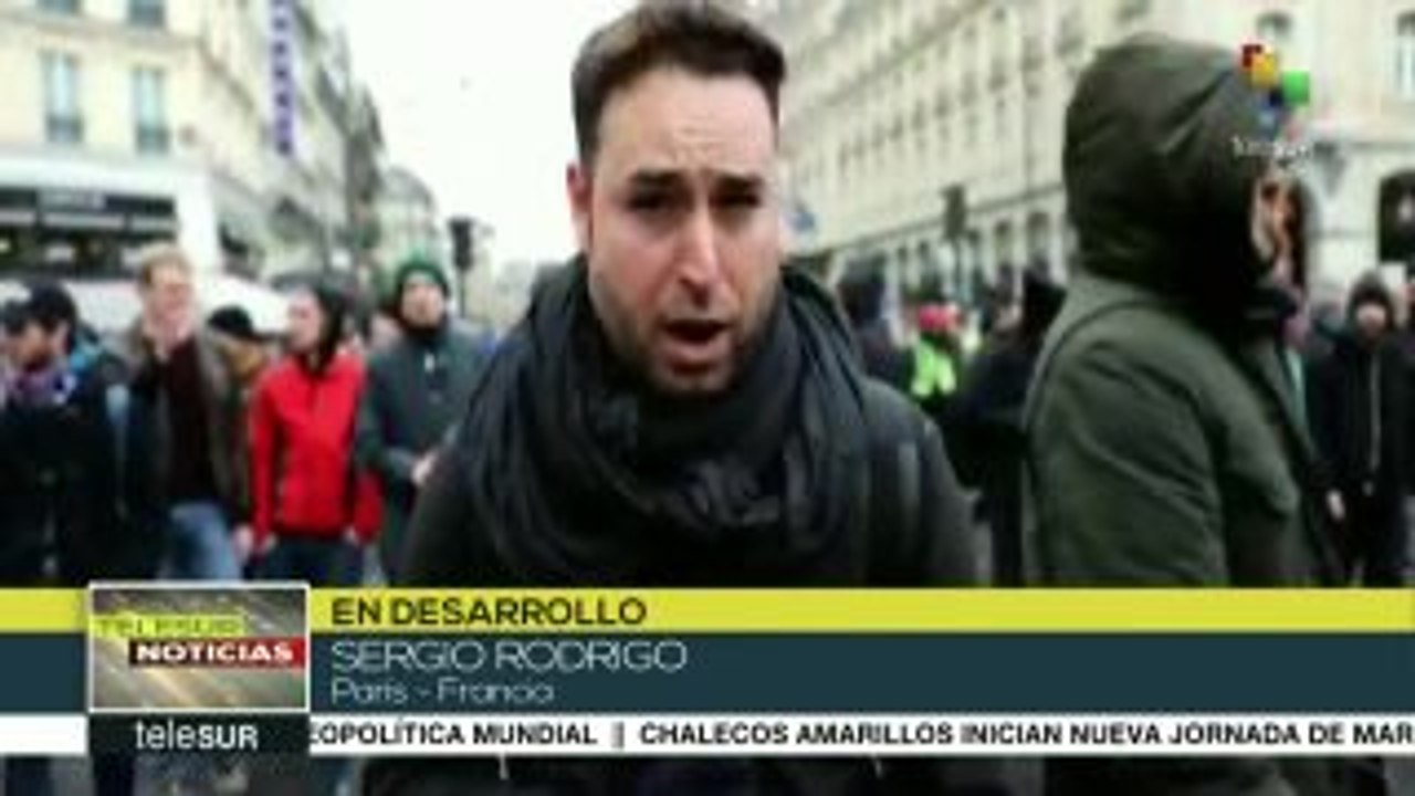 "Chalecos amarillos" en las calles de Francia piden dimisión de Macron