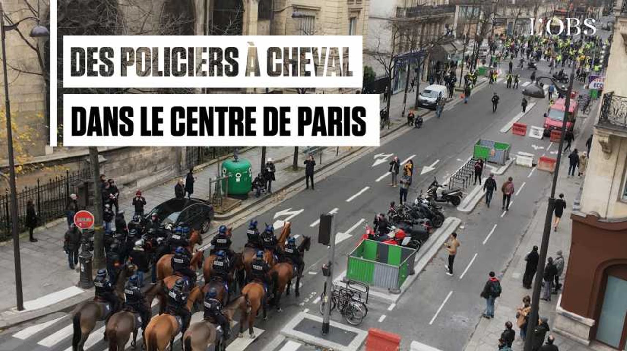 "Gilets jaunes", acte 4 : Des policiers à cheval interviennent dans le centre de Paris