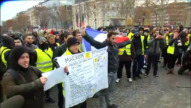 Gilet gialli: 125.000 nel Paese, tafferugli a Parigi, Bordeaux e Tolosa