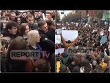 Report Tv - Studentët vijojnë protestën, nuk pranojnë të bisedojnë me Nikollën