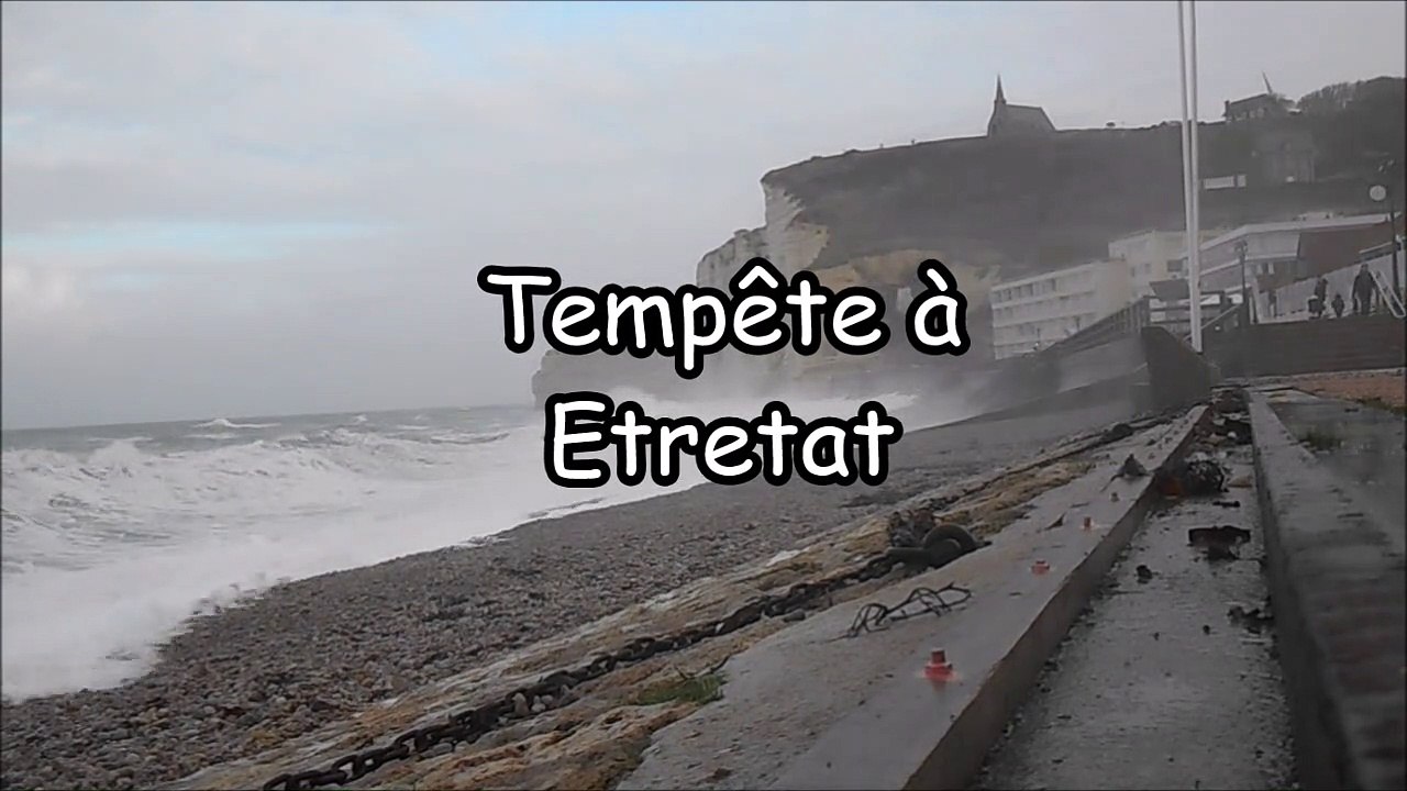 Tempête à Etretat  ( ou quand 2 inconscients tentent d'aller nager !! )
