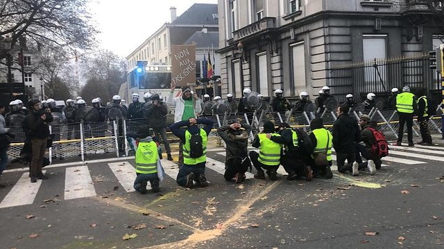 Police arrest 400 'yellow vest' protestors in Brussels