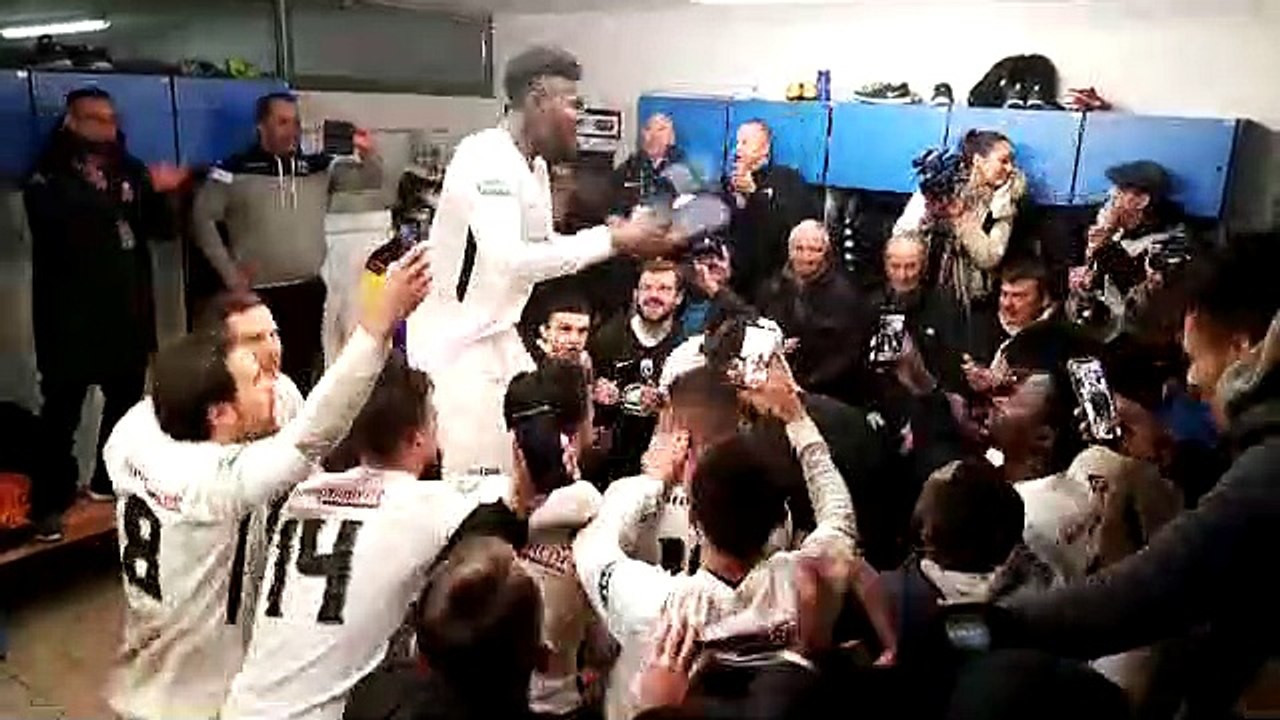 La joie dans les vestiaires de Raon-l'Etape après sa victoire en Coupe de France face à Saint-Maur Lusitanos