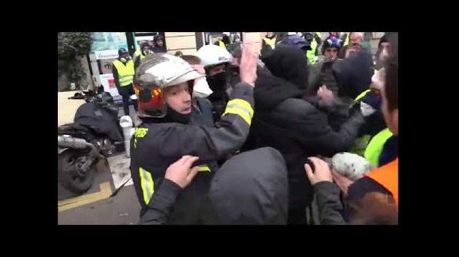 Les CRS ont dû ouvrir la voie à ces pompiers pour qu'ils puissent intervenir