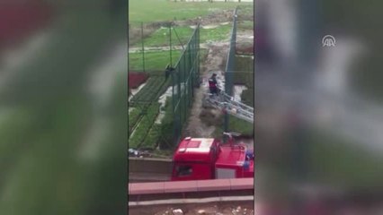 Direkte Mahsur Kalan Kediyi İtfaiye Kurtardı