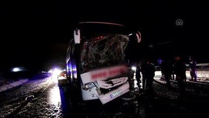 Bingöl'de Yolcu Otobüsü Kamyona Çarptı: 9 Yaralı