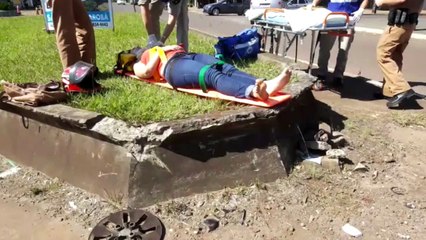 Bombeiros resgatam jovem que se envolveu em colisão