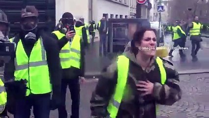 فرنسية تركع باكية أمام الشرطة: لا تخربوا باريس.. تعبنا من العولمة