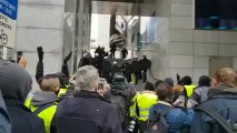 'Chalecos amarillos' belgas se enfrentan a la policía en los edificios oficiales de Bruselas.