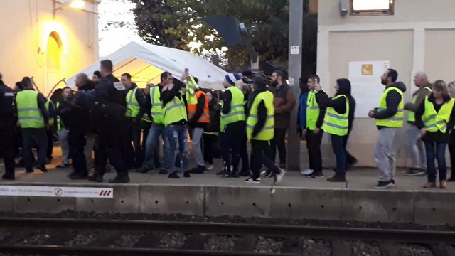 Les Gilets jaunes entonnent la Marseillaise après avoir pris symboliquement la gare de Bollène