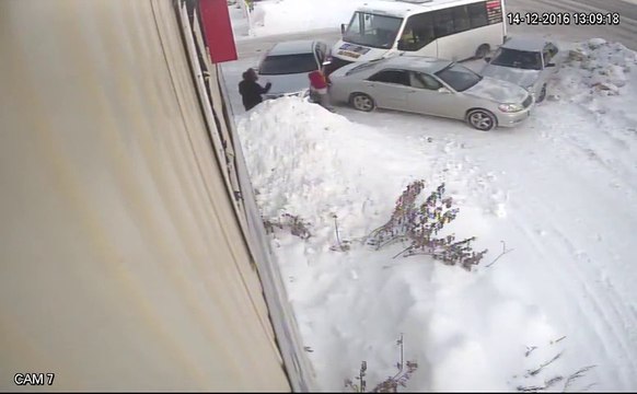 2 hommes très chanceux échappent à la mort en bord de route en russie