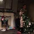 Hoverboard en cadeau de noel papa fonce dans le sapin !