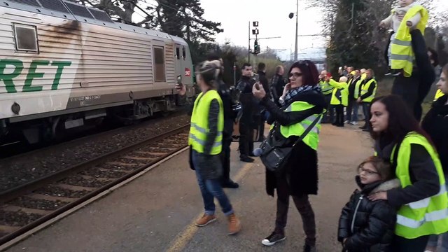 Blocage de la gare SNCF de Bollène par les Gilets jaunes