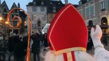 À Auxerre Saint-Nicolas débarque en péniche sur les quais