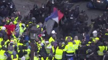 Kaos në Paris; qindra të arrestuar në protestat e jelekverdhëve