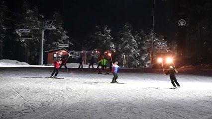 Cıbıltepe'de Meşaleli Kayak Gösterisi
