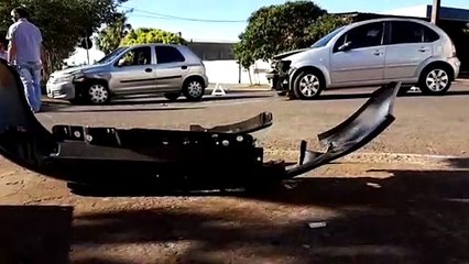 Carros se envolvem em colisão no Bairro Pacaembu
