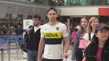 Aficionados de River y Boca abordan últimos vuelos para llegar a la final en Madrid