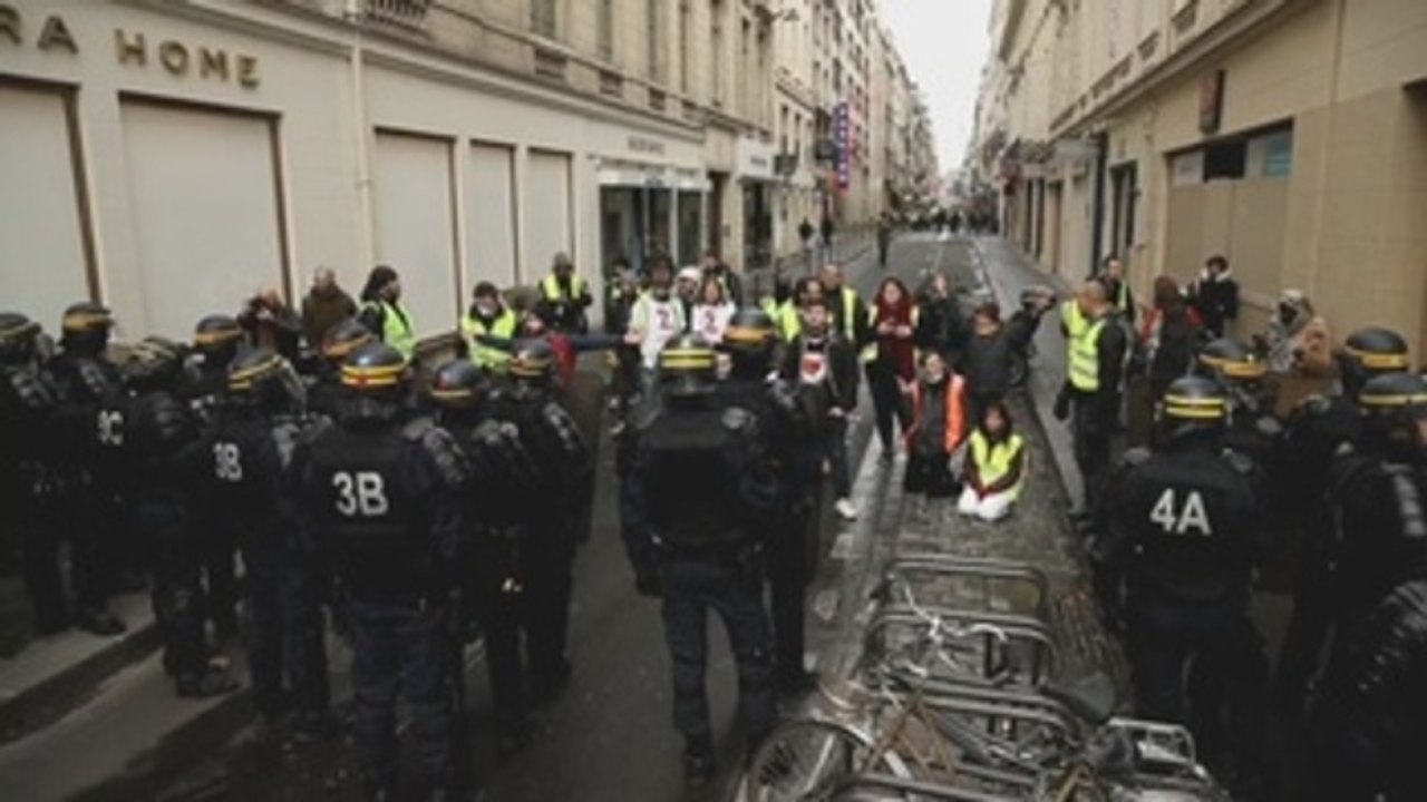 Policía de Francia detiene a unos 1.400 "chalecos amarillos" en protestas