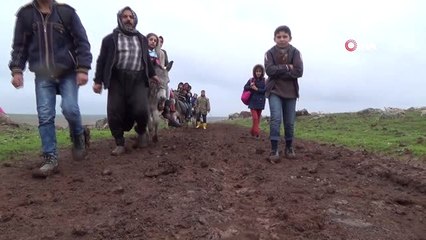 Çamurlu Yollarda Eşek Sırtında Okula Gitmeye Çalışıyorlar