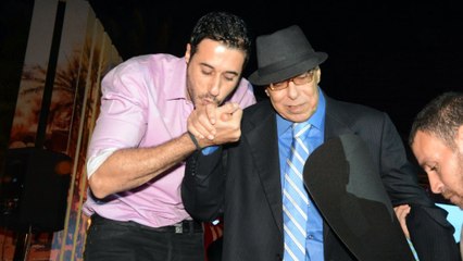 أحمد السعدني يوجه رسالة غاضبة على المسرح بسبب ما يحدث مع والده!