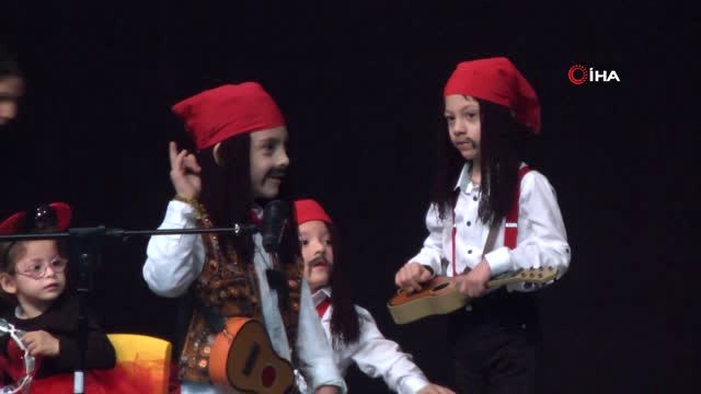 Özel Eğitim Anaokulu Öğrencileri Hünerlerini Sahnede Sergiledi