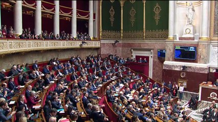 Edouard Philippe défend les mesures du président à l'Assemblée