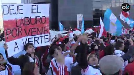 La afición del River en el hotel de su equipo