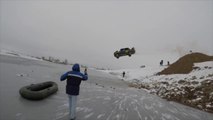 Un Russe saute d'une voiture en feu dans un lac gelé... pour le fun