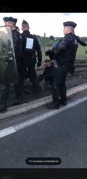 Un CRS s'en prend violemment à un gilet jaune en fauteuil roulant