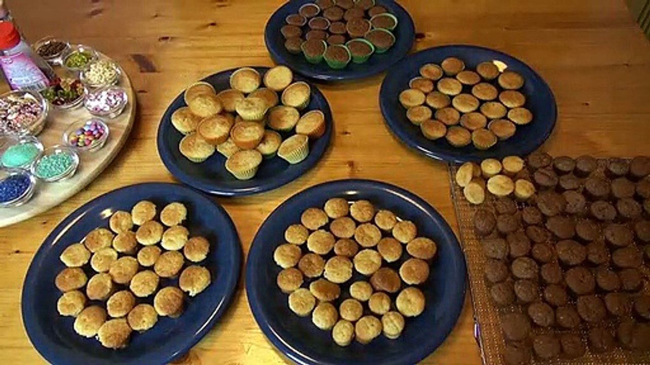 ASMR-Tutorial: Mini-Muffins - Granny Tana shows how it's done - whisper and kitchen sounds