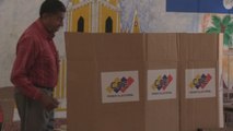 Con retrasos abren centros de votación para los comicios locales en Venezuela
