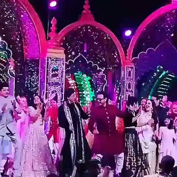 Shah Rukh Khan-Gauri Khan, Aishwarya Rai-Abhishek Bachchan perform at Isha Ambani’s sangeet