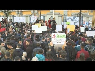 LIVE/ Dita e katërt e rezistencës së studentëve para ministrisë së Arsimit: Nuk ndalemi