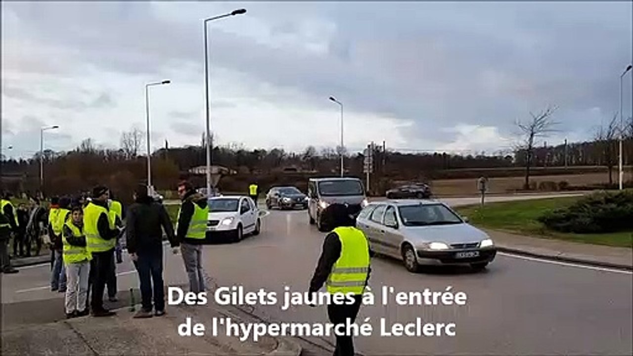 Des Gilets jaunes installés au rond-point de Leclerc